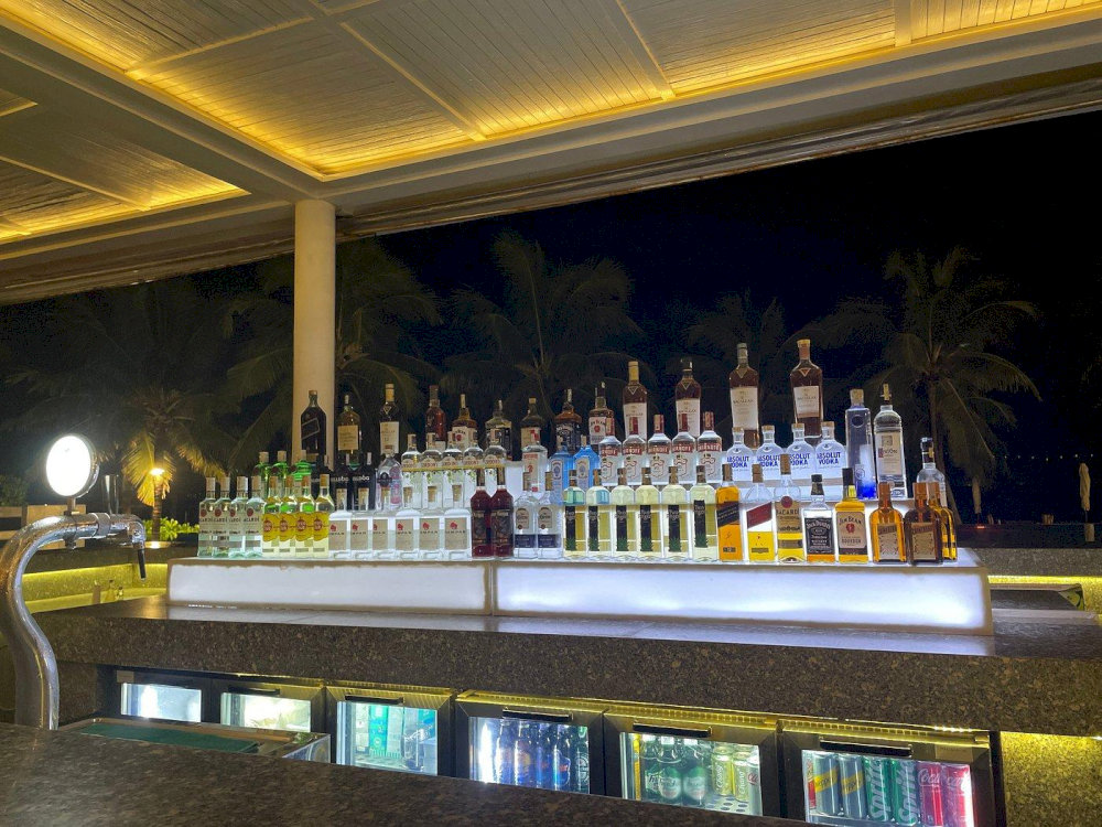 Enjoy a luxurious night by the beach with premium cocktails or beer at Nautica’s sleek open-air bar